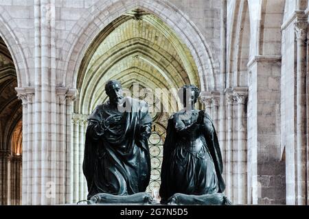 FRANCIA, SANT-DENIS 93, TOMBA DI HENRI II E CATERINA DE' MEDICI. LA BASILICA DI SAINT DENIS È UNA GRANDE CHIESA MEDIEVALE ABBAZIALE NELLA CITTÀ DI SAINT-D. Foto Stock