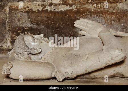 FRANCIA, SANT-DENIS 93, EFFIGIE RECUMBENT DI GUILLAUME DE CHASTEL 1441 PANETIER DI RE CARLO VII LA BASILICA DI SAINT DENIS È UN GRANDE AB MEDIEVALE Foto Stock