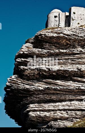 FRANCIA. CORSE DU SUD (2A) CITTADELLA DI BONIFACIO ARROCCATA SU SCOGLIERE Foto Stock