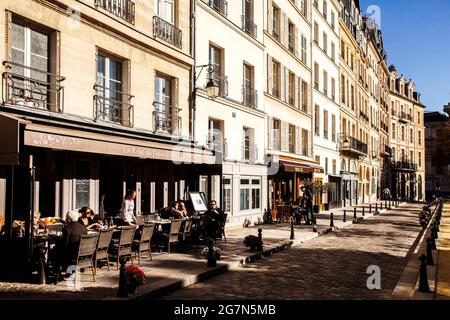 FRANCE, PARIS, 75001, PLACE DAUPHINE È UNA PIAZZA PUBBLICA SITUATA VICINO ALL'ESTREMITÀ OCCIDENTALE DELL'ILE DE LA CITE. FU INIZIATO DA ENRICO IV NEL 1607, T. Foto Stock