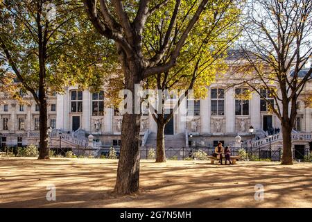 FRANCE, PARIS, 75001, PLACE DAUPHINE È UNA PIAZZA PUBBLICA SITUATA VICINO ALL'ESTREMITÀ OCCIDENTALE DELL'ILE DE LA CITE. FU INIZIATO DA ENRICO IV NEL 1607, T. Foto Stock