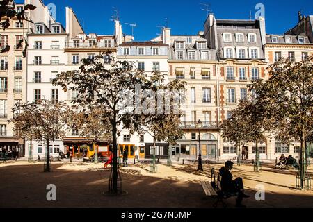 FRANCE, PARIS, 75001, PLACE DAUPHINE È UNA PIAZZA PUBBLICA SITUATA VICINO ALL'ESTREMITÀ OCCIDENTALE DELL'ILE DE LA CITE. FU INIZIATO DA ENRICO IV NEL 1607, T. Foto Stock