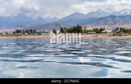 Vista dal lago di costa, sezione meridionale del lago Issyk-Kul, Kirghizistan Foto Stock