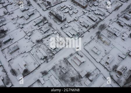 Arkhangelsk, Russia - 26 dicembre 2020: Paesaggio invernale, vista dall'alto delle case. Foto Stock