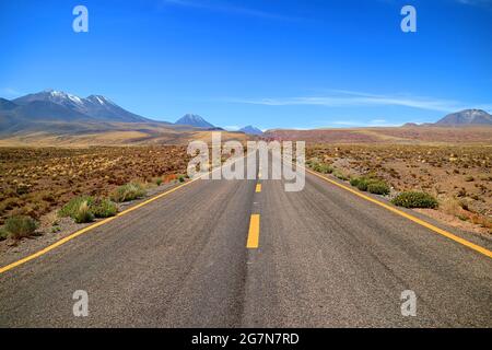 Empty Desert Road nella Riserva Nazionale di Los Flamencos, nella Regione di Antofagasta, Cile del Nord, Sud America Foto Stock