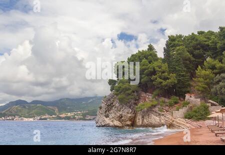 Bellissima roccia vicino all'isola Sveti Stefan. Montenegro. Foto Stock