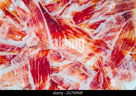 Fette appetitose prosciutto iberico. Prosciutto iberico alimentato con Acorn. PATA negra, spettacolare visione del prosciutto a fette. Cucina tipica spagnola o catalana. Foto Stock
