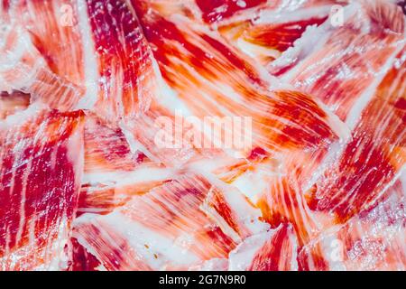 Appetitose fette di prosciutto iberico in primo piano. Piatto di prosciutto iberico alimentato con Acorn prosciutto iberico. PATA negra, spettacolare visione del prosciutto a fette. Tipico centro benessere Foto Stock