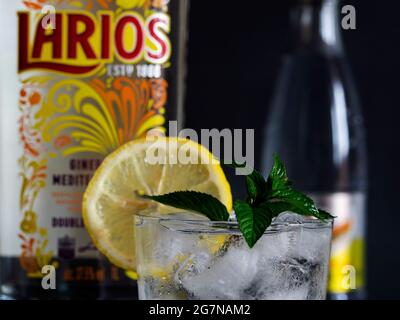 Ucraina. 15 luglio 2021. In questa illustrazione fotografica, una bottiglia di gin Larios bevanda pronta vista in un bicchiere appannato con ghiaccio, una fetta di limone e uno sprig di menta. Credit: SOPA Images Limited/Alamy Live News Foto Stock