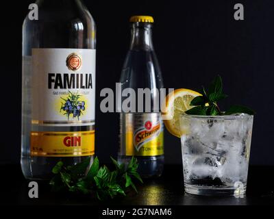 Ucraina. 15 luglio 2021. In questa illustrazione fotografica, bottiglie di gin Familia e Schweppes indiano tonico e bevanda pronta vista in un bicchiere appannato con ghiaccio, una fetta di limone e uno sprig di menta. Credit: SOPA Images Limited/Alamy Live News Foto Stock