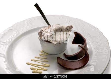 Gelato italiano Stracciatella con pezzi di cioccolato su sfondo bianco Foto Stock