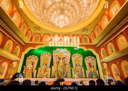 KOLKATA , INDIA - 29 SETTEMBRE 2017 : Dea Durga idol decorato Durga Puja pandal, sparato a luce colorata, a Kolkata, Bengala Occidentale, India. Durata Foto Stock