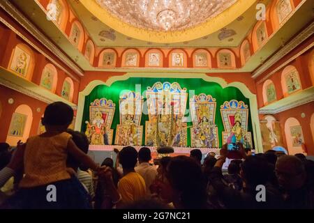 KOLKATA , INDIA - 29 SETTEMBRE 2017 : Dea Durga idol decorato Durga Puja pandal, sparato a luce colorata, a Kolkata, Bengala Occidentale, India. Durata Foto Stock