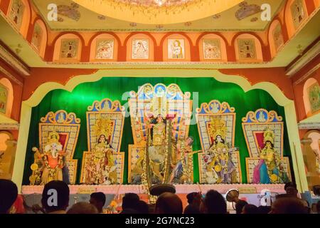 KOLKATA , INDIA - 29 SETTEMBRE 2017 : Dea Durga idol decorato Durga Puja pandal, sparato a luce colorata, a Kolkata, Bengala Occidentale, India. Durata Foto Stock