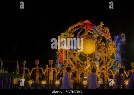 Kolkata, Bengala Occidentale, India - 3 ottobre 2017: Opere d'arte illuminate decorate in mostra per il carnevale di Durga Puja sulla strada Rossa di notte, per strada d Foto Stock