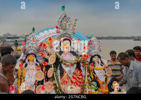 KOLKATA, BENGALA OCCIDENTALE, INDIA - 30 SETTEMBRE 2017: Idol della Dea Durga è stato trasportato al santo fiume gange per immersione, chiamato 'bisorjon' Foto Stock