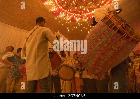 KOLKATA , INDIA - 27 SETTEMBRE 2017 : rituale del festival Durga Puja - dhaakis (batteristi) in esecuzione . Riprese notturne sotto la luce colorata. Festa più grande Foto Stock