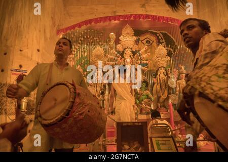KOLKATA , INDIA - 27 SETTEMBRE 2017 : Young Dhakis (batteristi) in esecuzione - Durga Puja festival rituale. - scatto di notte sotto la luce colorata. Più grande Foto Stock