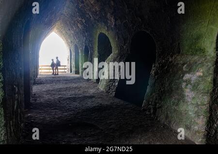 Interno di forni di calce disusati a Castle Point sul castello di Lindisfarne su Holy Island, al largo della costa del Northumberland nel nord-est dell'Inghilterra, Regno Unito. Foto Stock