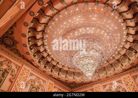 KOLKATA , INDIA - 26 SETTEMBRE 2017 : enorme bellissimo lampadario appeso all'interno decorato Durga Puja pandal, girato a luce colorata. Durga Puja è bigg Foto Stock