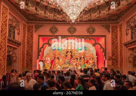 KOLKATA , INDIA - 26 SETTEMBRE 2017 : Dea Durga idol all'interno decorato Durga Puja pandal, sparato a luce colorata . Durga Puja è la più grande religiosa Foto Stock