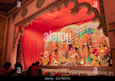 KOLKATA , INDIA - 26 SETTEMBRE 2017 : Dea Durga idol all'interno decorato Durga Puja pandal, sparato a luce colorata . Durga Puja è la più grande religiosa Foto Stock