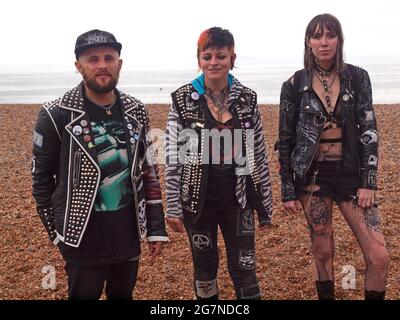 Amici punk sulla spiaggia di Brighton, Inghilterra Foto Stock