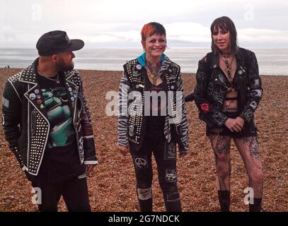 Amici punk sulla spiaggia di Brighton, Inghilterra Foto Stock