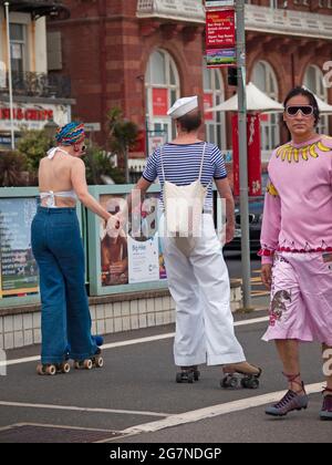 Pattinaggio a rotelle lungo il lungomare di Brighton Foto Stock