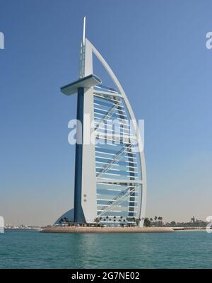 DUBAI, EMIRATI ARABI Uniti - 02 gennaio 2015: Un'immagine verticale del Burj al Arab, l'hotel di lusso di Dubai. Foto Stock