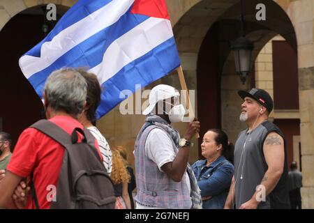 Spagna. 14 luglio 2021. Playa Mayor a Gijon è stata teatro di una protesta chiamata 'Sos Cuba' per chiedere la libertà sull'isola. I cubani delle Asturie si radunarono per gridare la Patria e la vita. (Foto di Mercedes Menendez/Pacific Press/Sipa USA) Credit: Sipa USA/Alamy Live News Foto Stock