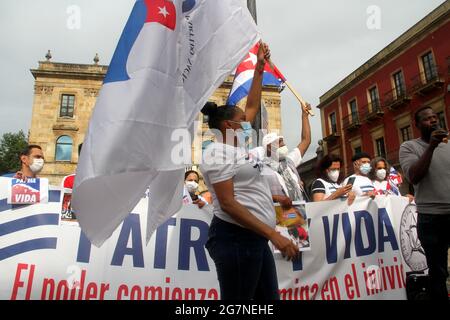 Spagna. 14 luglio 2021. Playa Mayor a Gijon è stata teatro di una protesta chiamata 'Sos Cuba' per chiedere la libertà sull'isola. I cubani delle Asturie si radunarono per gridare la Patria e la vita. (Foto di Mercedes Menendez/Pacific Press/Sipa USA) Credit: Sipa USA/Alamy Live News Foto Stock