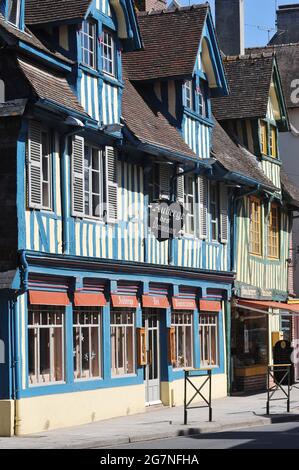 FRANCIA. NORMANDIA. CALVADOS (14). BEAUMONT-EN-AUGE. IL VILLAGGIO HA ANCORA MOLTE CASE TRADIONNAL. Foto Stock