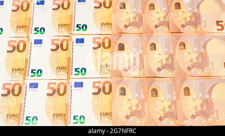 Linea diagonale di banconote in euro isolate su sfondo nero, stipendio in  euro. Nuovo Foto stock - Alamy