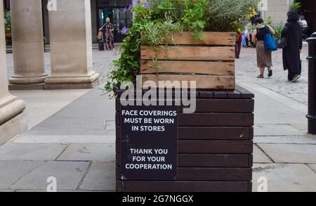 Londra, Regno Unito. 15 luglio 2021. Un segno che chiede che le persone indossino maschere facciali nei negozi di Covent Garden. Indossare i rivestimenti per il viso non sarà più un requisito legale nei negozi in Inghilterra dal 19 luglio. (Credit: Vuk Valcic / Alamy Live News) Foto Stock