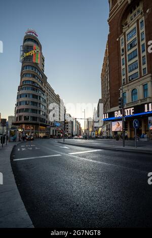 Madrid, Spagna - Giugno 2019: Gran via Avenue presso l'iconico edificio schweppes. Foto Stock