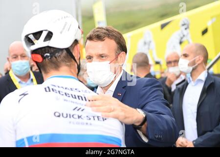 Il presidente francese Emmanuel Macron incontra il francese Julian Alaphilippe di Deceuninck - Quick-Step dopo la fase 18 della 108a edizione del Tour de France Foto Stock