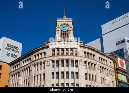 Vista dell'edificio Wako in stile art deco con la sua iconica torre dell'orologio, simbolo della moda e del quartiere boutique di Ginza nel centro di Tokyo Foto Stock