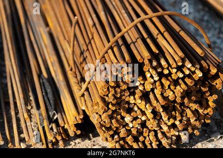 Armatura. Tondini metallici per il rinforzo di varie strutture. Materiale da costruzione al banco di un negozio all'ingrosso e al dettaglio. Primo piano Foto Stock