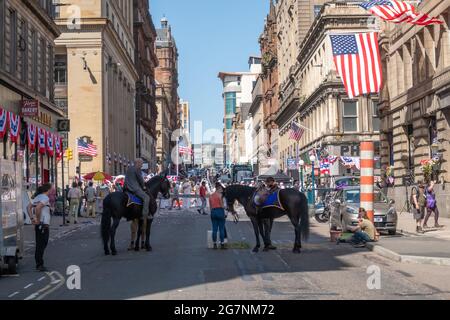 Glasgow, Scozia, Regno Unito. 15 luglio 2021. Il doppio acrobatico di Harrison Ford a cavallo durante le riprese di Indiana Jones e del film Dial of Destiny nel centro della città. Credito: SKULLY/Alamy Live News Foto Stock