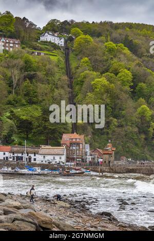 La Lynton and Lynmouth Cliff Railway è una funicolare ad acqua che unisce le città gemelle di Lynton e Lynmouth nel Devon settentrionale, in Inghilterra. Foto Stock