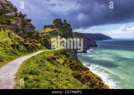 Wringcliff Bay vicino a Castle Rock, Valley of the Rocks nel Parco Nazionale di Exmoor, dal South West Coast Path con forti pendii in avvicinamento. Foto Stock