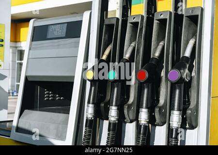 Distributori di benzina Colorul su stazione di servizio Foto Stock