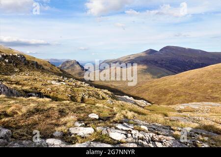 Guardando giù su Lairig Leacach, di fronte a Sgurr Innse dai piedi di Stob Ban, Grey Corries al sole della prima sera, Scottish Highlands, Regno Unito Foto Stock