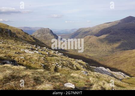 Guardando giù su Lairig Leacach, di fronte a Sgurr Innse dai piedi di Stob Ban, Grey Corries al sole della prima sera, Scottish Highlands, Regno Unito Foto Stock