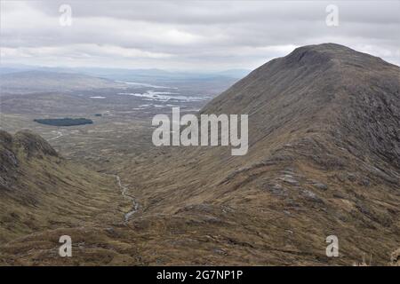 Stob un Odhair choire visto da Stob Ghaber due montagne Munro in Scottish Highlands Foto Stock