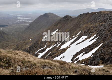 Stob un Odhair choire visto da Stob Ghaber due montagne Munro in Scottish Highlands Foto Stock