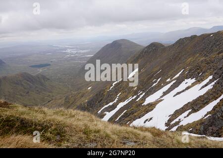 Stob un Odhair choire visto da Stob Ghaber due montagne Munro in Scottish Highlands Foto Stock