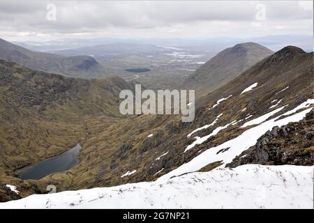 Stob un Odhair choire visto da Stob Ghaber due montagne Munro in Scottish Highlands Foto Stock