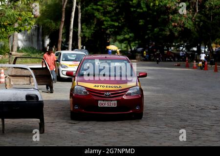 salvador, bahia, brasile - 26 luglio 2018: Veicolo scolastico durante la formazione del conducente per il test della patente di guida nella città di Salvador. *** CA. Locale Foto Stock
